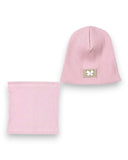 PanPan 35 Zestaw czapka i komin dla dziewczynki to różowy, bawełniany komplet z prążkowaną fakturą i naszywką motyla z perłą. Idealny na wiosenne dni, zaprezentowany na białym tle.