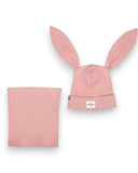 PanPan 35 Zestaw czapka z uszami królika i komin - bawełna, prążek to różowy prążkowany zestaw czapki z długimi uszami królika i ocieplaczem na szyję, z małą naszywką z twarzą zwierzęcia na mankiecie. Przedstawiony na białym tle.