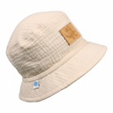 Czapka typu bucket hat „PanPan 35 Kapelusz muślinowy chłopięcy” ma kremowy kolor z teksturowanym wykończeniem, brązową naszywkę z dinozaurem z przodu oraz małą niebiesko-białą metkę z boku. Wykonana jest z miękkiej bawełny muślinowej, co zapewnia wygodę.
