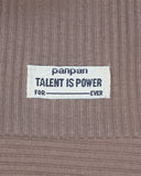 PanPan 35 Zestaw czapka beanie i komin dla chłopca to beżowa bawełniana czapka wiosenna w prążki z białą prostokątną naszywką z napisem "paripan TALENT IS POWER FOR ___ EVER" w kolorze czarnym; między słowami FOR i EVER znajduje się puste miejsce.