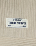 Beżowy prążkowany zestaw od PanPan 35 ma białą etykietę z napisem "panpan TALENT IS POWER FOR _____ EVER" w kolorze niebieskim, idealny jako wiosenny zestaw czapka i komin dla chłopca z bawełny prążkowanej.