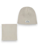 PanPan 35 Zestaw czapka beanie i komin dla chłopca to bawełniany, prążkowany komplet w kolorze beżowym z metką TALENT IS POWER, idealny jako stylowa wiosenna czapka i komin, prezentowane na białym tle.