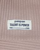 Zestaw czapka beanie i komin dla chłopca marki PanPan 35 to beżowy, prążkowany bawełniany zestaw wiosenny z białą metką z napisem "panpan TALENT IS POWER FOR EVER" w kolorze czarnym.
