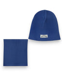 PanPan 35 Zestaw czapka beanie i komin dla chłopca - bawełna, prążek, wiosna to niebieski dzianinowy zestaw z białą naszywką TALENT IS POWER, pokazaną na białym tle.