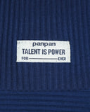 Biała materiałowa metka z napisem "panpan TALENT IS POWER FOR ____ EVER" naszyta jest na granatowe prążkowane tło, idealne dla PanPan 35 zestaw czapka beanie i komin dla chłopca - bawełna, prążek, wiosna.
