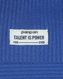 Biała metka na niebieskiej prążkowanej bawełnie głosi: parpan TALENT IS POWER FOR ____ EVER. PanPan 35 Zestaw czapka beanie i komin dla chłopca - bawełna, prążek, wiosna doda stylowego akcentu każdej chłopięcej stylizacji.