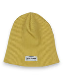 PanPan 35 Zestaw czapka beanie i komin dla chłopca składa się z prążkowanej żółtej bawełnianej czapki wiosennej z białą naszywką z przodu z napisem "TALENT IS POWER" wypisanym czarnymi literami.