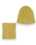 PanPan 35 Zestaw czapka beanie i komin dla chłopca - bawełna, prążek, wiosna zawiera musztardowo żółtą czapkę z napisem "TALENT IS POWER" na białej naszywce i pasujący ocieplacz na szyję, oba pokazane na białym tle.