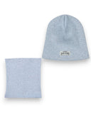 Zestaw czapka beanie i komin dla chłopca marki PanPan 35, wykonany z prążkowanej bawełny w kolorze jasnoszarym, leży płasko na białym tle. Czapka dla dzieci posiada małą prostokątną metkę z napisem "TALENT IS POWER".