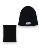 PanPan 35 Zestaw czapka beanie i komin dla chłopca - bawełna, prążek, wiosna zawiera czarny prążkowany zestaw z czapką z białą metką TALENT IS POWER i pasującym ocieplaczem na szyję, pokazanym na białym tle.