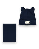 Wiosenny komplet miś dla chłopca PanPan 35: czapka z uszkami i uroczą naszywką oraz pasujący komin, całość w granatowym kolorze na białym tle.