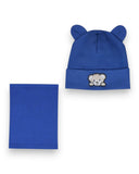Wiosenny komplet miś dla chłopca od PanPan 35 zawiera niebieską czapkę z uszkami z niedźwiedzimi uszami i naszywką na twarzy, w połączeniu z pasującym niebieskim kominem, oba prezentowane płasko na białym tle.