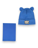 Wiosenny komplet miś dla chłopca marki PanPan 35, który obejmuje niebieską czapkę z uszkami z naszywką misia i pasujący ocieplacz na szyję (komin), jest wyświetlany płasko na białym tle.