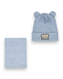 Wiosenny komplet miś dla chłopca PanPan 35: jasnoniebieska czapka z uszkami i naszywką misia oraz dopasowany komin - idealny zestaw dziecięcy na białym tle.