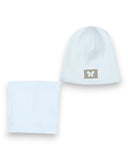 PanPan 35 Zestaw czapka i komin dla dziewczynki - bawełna, prążek, motyl z perłą obejmuje prążkowaną białą czapkę z naszywką z motylem i perłą oraz pasujący ocieplacz na szyję, oba prezentowane na gładkim białym tle.