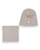 PanPan 35 Zestaw czapka i komin dla dziewczynki - bawełna, prążek, motyl z perłą jest pokazany płasko na białym tle - prążkowana beżowa czapka z detalem motyla i pasujący ocieplacz na szyję jako stylowy wiosenny komplet.