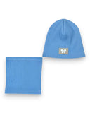 PanPan 35 Zestaw czapka i komin dla dziewczynki zawiera jasnoniebieską bawełnianą czapkę w prążki z motylkiem i perłowym detalem oraz pasujący ocieplacz na szyję, oba przedstawione na białym tle.