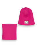 PanPan 35 Zestaw czapka i komin dla dziewczynki - bawełna, prążek, motyl z perłą zawiera jasnoróżową czapkę i dopasowany ocieplacz na szyję, każdy z motylem i perłowym detalem, wyświetlanym na białym tle.