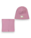 Zestaw czapka i komin dla dziewczynki PanPan 35: bawełniany, prążkowany komplet w kolorze jasnofioletowym z motylem z perłą, prezentowany na białym tle.