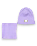 PanPan 35 Zestaw czapka i komin dla dziewczynki - bawełna, prążek, motyl z perłą zawiera liliową prążkowaną czapkę z szarą naszywką i perłowym motylem oraz pasujący ocieplacz na szyję, wyświetlany na białym tle.