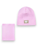 PanPan 35 Zestaw czapka i komin dla dziewczynki - bawełna, prążek, motyl z perłą przedstawia prążkowaną jasnoróżową czapkę z naszywką motyla i pasujący ocieplacz na szyję dla dziewczynek, oba na białym tle.