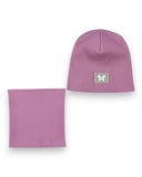 Zestaw czapka i komin dla dziewczynki PanPan 35 - bawełna, prążek, motyl z perłą to uroczy komplet w jasnofioletowym kolorze, idealny na wiosnę. Zestaw jest pokazany na białym tle.