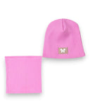 Zestaw czapka i komin dla dziewczynki - bawełna, prążek, motyl z perłą" marki PanPan 35, przedstawiający prążkowaną różową czapkę z naszywką motyla i pasującym ocieplaczem na szyję, jest wyświetlany na białym tle.