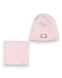 PanPan 35 Zestaw czapka i komin dla dziewczynki - bawełna, prążek, motyl z perłą przedstawia jasnoróżową prążkowaną czapkę z perłową naszywką motyla i pasującym ocieplaczem na szyję na białym tle.