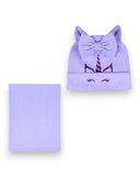 PanPan 35 Zestaw czapka i komin dla dziewczynki - bawełna, jednorożec, kokarda przedstawia lawendową czapkę jednorożca z rogiem, uszami, kokardą i pasującym ocieplaczem na szyję dla dzieci, przedstawioną na białym tle.