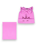 Zestaw czapka i komin dla dziewczynki marki PanPan 35 - bawełna, jednorożec i kokarda. Różowy komplet wiosenny dla dzieci, ozdobiony błyszczącymi elementami, prezentowany na białym tle.
