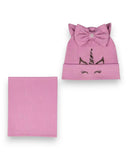 PanPan 35: Zestaw czapka i komin dla dziewczynki - bawełna, jednorożec, kokarda. Różowy komplet z dużą kokardą, połyskującym rogiem, uszami i zamkniętymi oczkami. Obie części na białym tle.