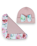 PanPan 35 Zestaw czapka z kokardą i chusta dla dziewczynki zawiera miękką różową bawełnianą czapkę z kwiatową kokardą i pasujący koc z kwiatowym nadrukiem, idealny na wiosnę. Wyświetlane na białym tle.