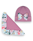 Zestaw czapka z kokardą i chusta dla dziewczynki PanPan 35 - bawełna, wiosenny kwiatowy nadruk w odcieniach różu, bieli i żółci; oba elementy prezentowane na białym tle.