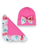 PanPan 35 Zestaw czapka z kokardą i chusta dla dziewczynki to bawełniany, wiosenny komplet z kwiatowym nadrukiem: różowa czapka z kokardą i dopasowana chusta, oba zdobione kwiatowymi wzorami.