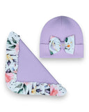 PanPan 35 Zestaw czapka z kokardą i chusta dla dziewczynki to wiosenny komplet z bawełny, z kwiatowym printem i falbanką, prezentowany na białym tle.