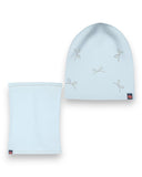 Wiosenny komplet dla dziewczynki - czapka z perełkami i komin marki PanPan 35 w jasnoniebieskim kolorze, ozdobiony perłami i małą czarną metką, doskonały jako stylowa i wygodna bawełniana czapka dla dziewczynki.