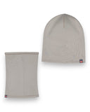 PanPan 35 Wiosenny komplet dla dziewczynki - czapka z perełkami i komin to jasnoszara czapka z subtelnymi kryształkami i dopasowany ocieplacz na szyję, oba z małą prostokątną metką z logo na dolnej krawędzi.