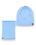 Wiosenny komplet dla dziewczynek PanPan 35 obejmuje jasnoniebieską czapkę z perełkami z akcentami w kształcie ważki i pasujący ocieplacz na szyję, oba ozdobione małymi czarnymi i czerwonymi metkami z tkaniny.