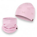Komplet przejściowy w kolorze Baby pink – czapka z perełkami i komin, zdjęcie produktowe na białym tle.