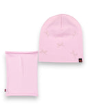 Wiosenny komplet dla dziewczynki PanPan 35: jasnoróżowa bawełniana czapka z perełkami, ozdobiona kokardkami, z dopasowanym kominem i czarno-czerwonymi metkami.