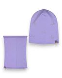 Wiosenny komplet dla dziewczynki - czapka z perełkami i komin marki PanPan 35 w kolorze lawendowym, ozdobiony metką, wykonany z bawełny. Idealny na chłodniejsze dni, stylowo prezentuje się na białym tle.