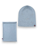 PanPan 35 Wiosenny komplet dla dziewczynki - czapka z perełkami i komin w kolorze jasnoniebieskim ma zdobiony wzór, miękką elastyczną bawełnę i małą czarno-czerwoną metkę. Zestaw leży płasko na białym tle.