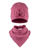 Komplet Alba w kolorze Jagoda – prążkowana czapka beanie z przyszytą kokardką z cyrkonią i chusta z mniejszą kokardką, zdjęcie produktowe na białym tle.