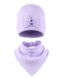 Komplet Alba w kolorze Wrzos – prążkowana czapka beanie z przyszytą kokardką z cyrkonią i chusta z mniejszą kokardką, zdjęcie produktowe na białym tle.