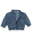 Jeansowa kurtka dziecięca unisex PanPan 35 - wiosenna, przejściowa; z długimi rękawami, kołnierzem, dwoma kieszeniami z przodu, elastycznym dołem i zatrzaskami; częściowo rozpięta, ułożona płasko na białym tle.