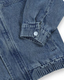 Zbliżenie na kurtkę jeansową dziecięcą unisex PanPan 35 - wiosenna, przejściowa, podkreślająca mankiet rękawa z zatrzaskiem i boczną kieszenią na białym tle.