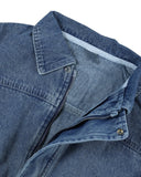 Zbliżenie na kurtkę jeansową dziecięcą unisex PanPan 35 - wiosenna, przejściowa, pokazująca kołnierz, zamek błyskawiczny i metalowe guziki zatrzaskowe, ułożone płasko na białym tle.