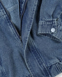 Zbliżenie na jeansową kurtkę dziecięcą unisex PanPan 35 - wiosenna, przejściowa pokazuje niebieski denimowy materiał, precyzyjne przeszycia, częściowo rozpinany zamek błyskawiczny oraz rękaw z mankietem zapinanym na guzik.
