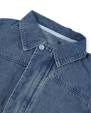 Zbliżenie na PanPan 35 Jeansowa kurtka dziecięca unisex - wiosenna, przejściowa ze spiczastym kołnierzem, metalowym zatrzaskiem i przeszyciami z przodu.