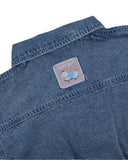 Zbliżenie na tył kurtki jeansowej dziecięcej unisex PanPan 35 - wiosenna, przejściowa pokazuje różową naszywkę z niebieskim psem na deskorolce i haftem "Let's go!" powyżej.